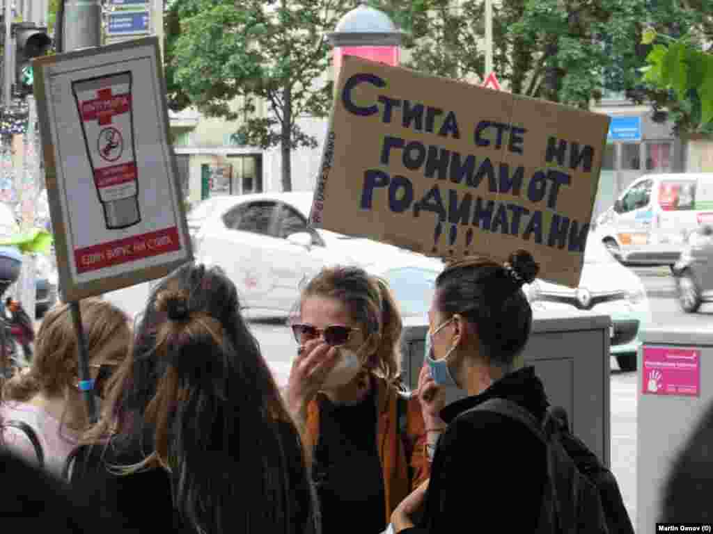Протестиращите в Берлин носеха плакати с надписи "Стига сте ни гонили от родината ни!" и "дезинферктант антимафия".