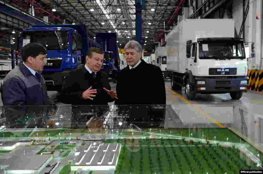 Кыргызстан жана Өзбекстан президенттери Самаркандагы өзбек-немис Man Auto-Uzbekistan биргелешкен ишканасын кыдырып чыгышты. 