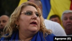 Diana Șoșoacă i-a gonit pe poliștii care veniseră să îi dea o amendă pentru că s-a filmat în cabina de vot la primul tur al alegerilor prezidențiale. 
